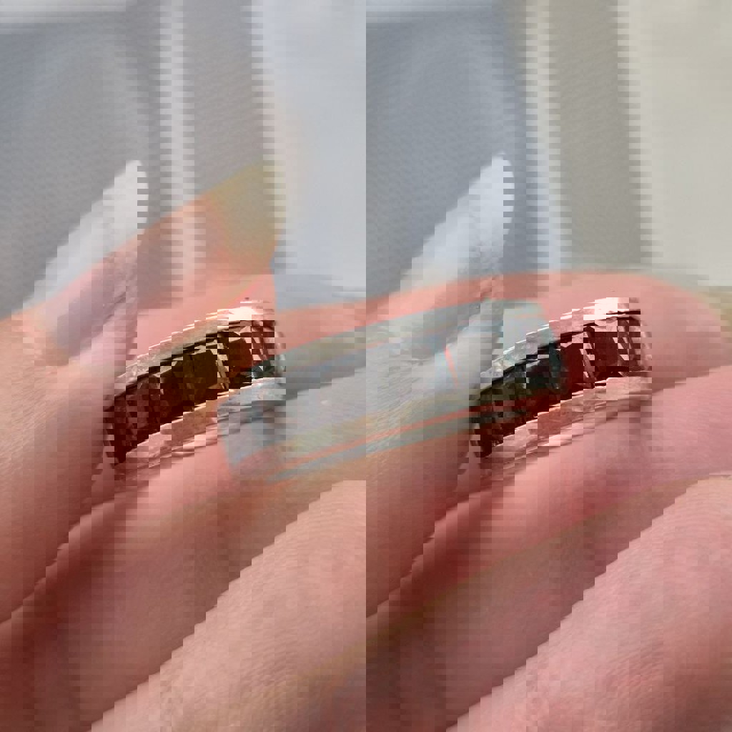 Крупное серебряное кольцо с гранатами