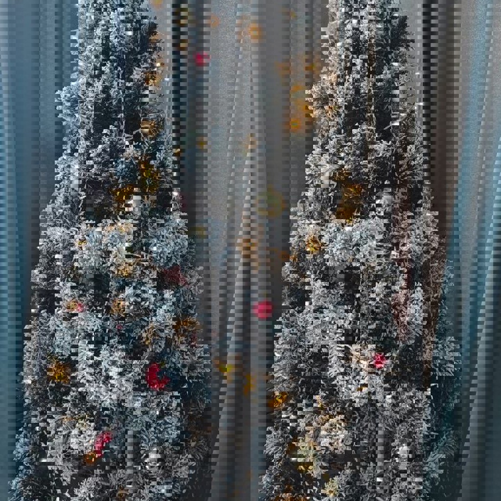 Новогодняя ёлка с декором