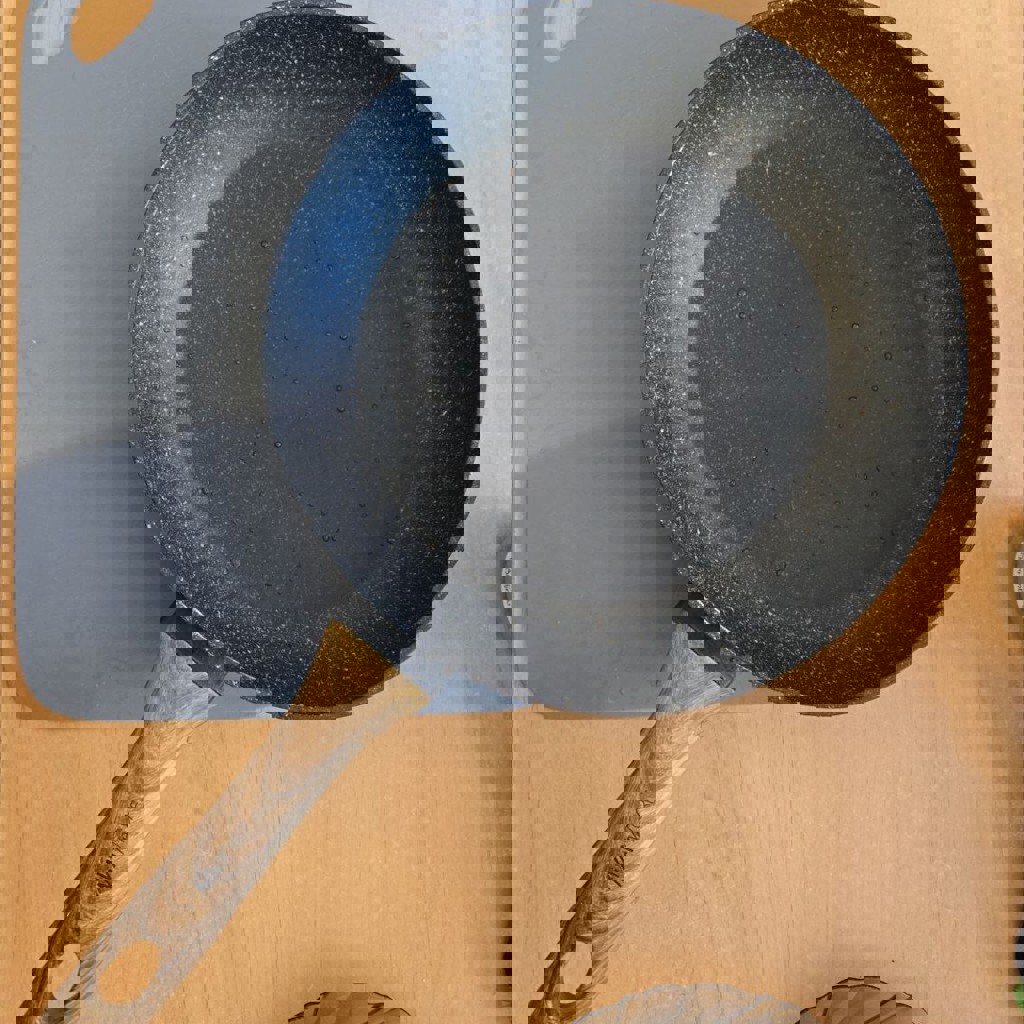 Сковорода с антипригарным покрытием