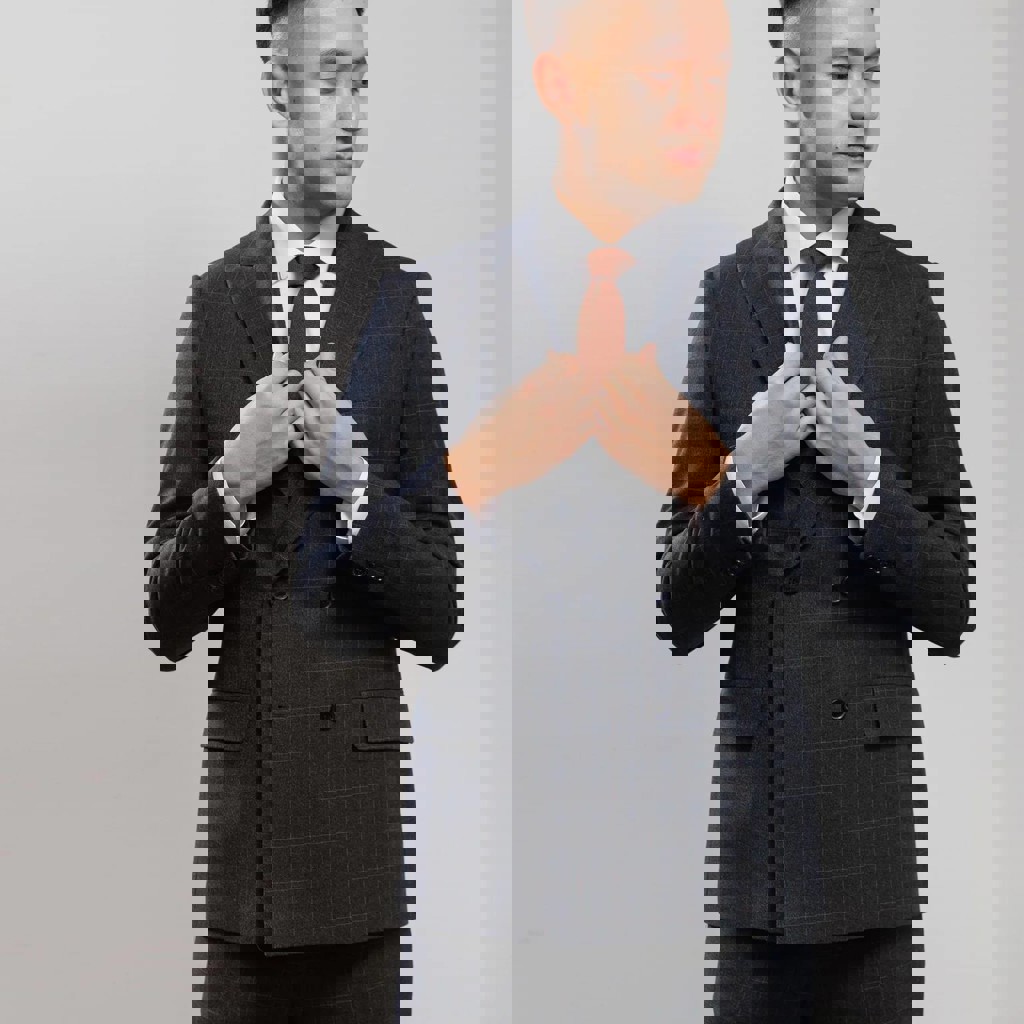 Мужской двубортный костюм