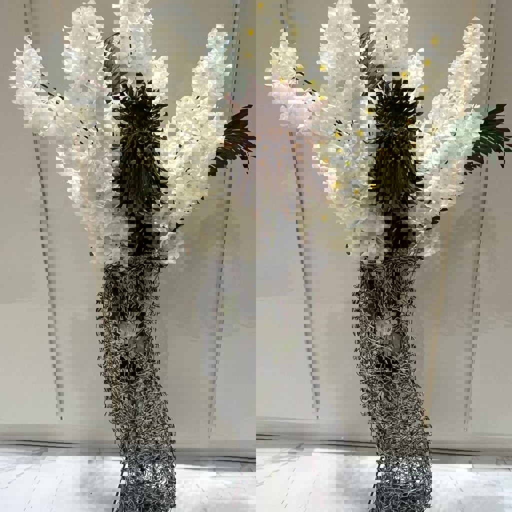 Декоративная ваза с цветами