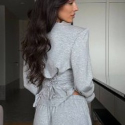 Серый костюм с акцентными плечами - фото 2