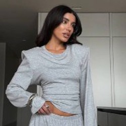 Серый костюм с акцентными плечами - фото 3