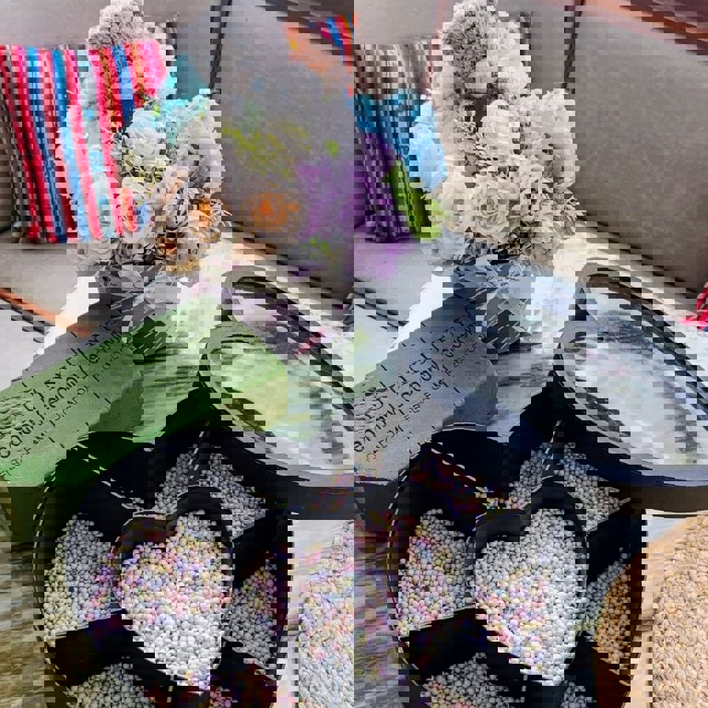 Букет искусственных цветов с медвежонком