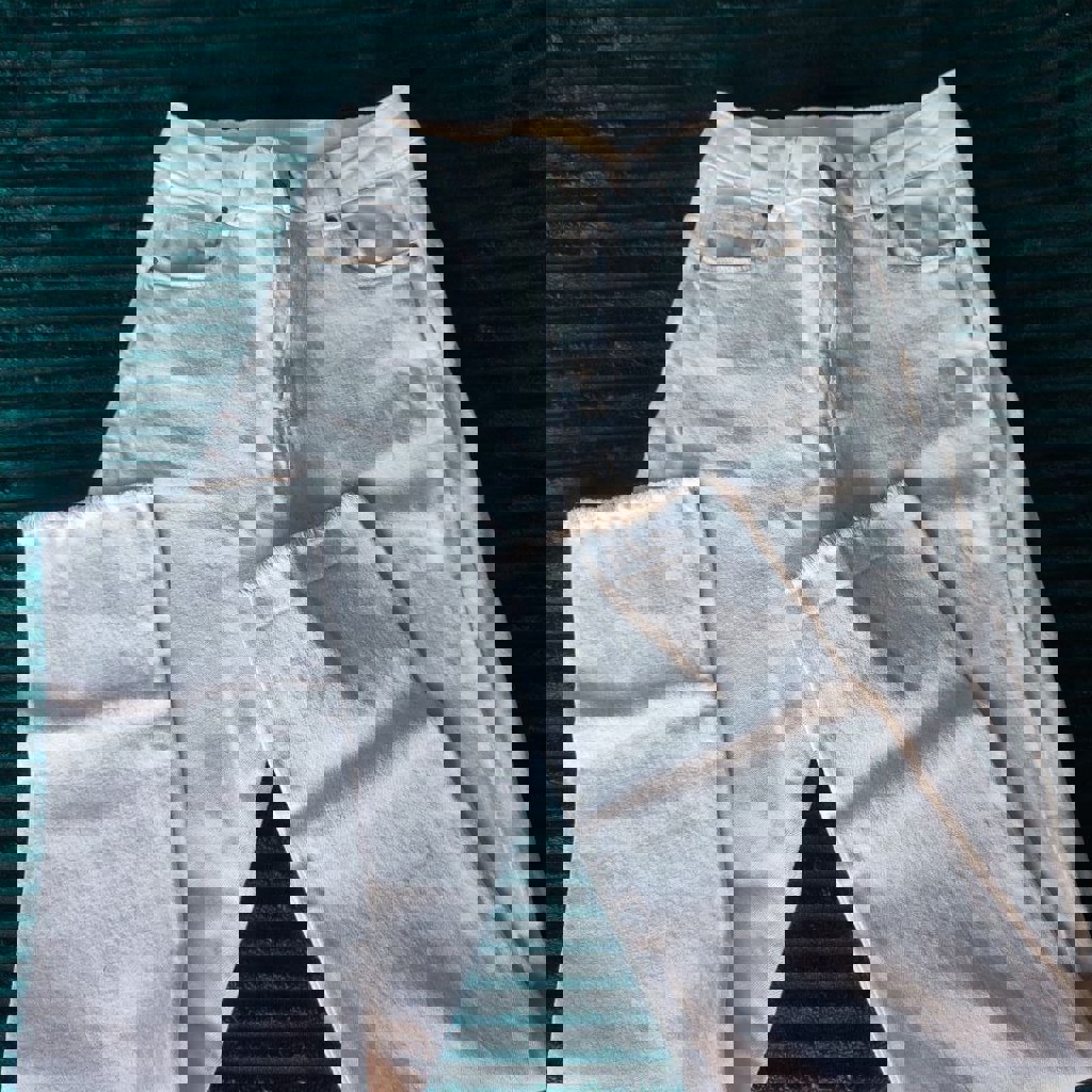 Белые джинсы O'stin