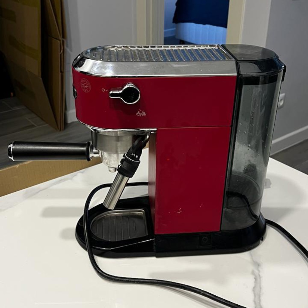 Рожковая кофемашина Delonghi Dedica EC685