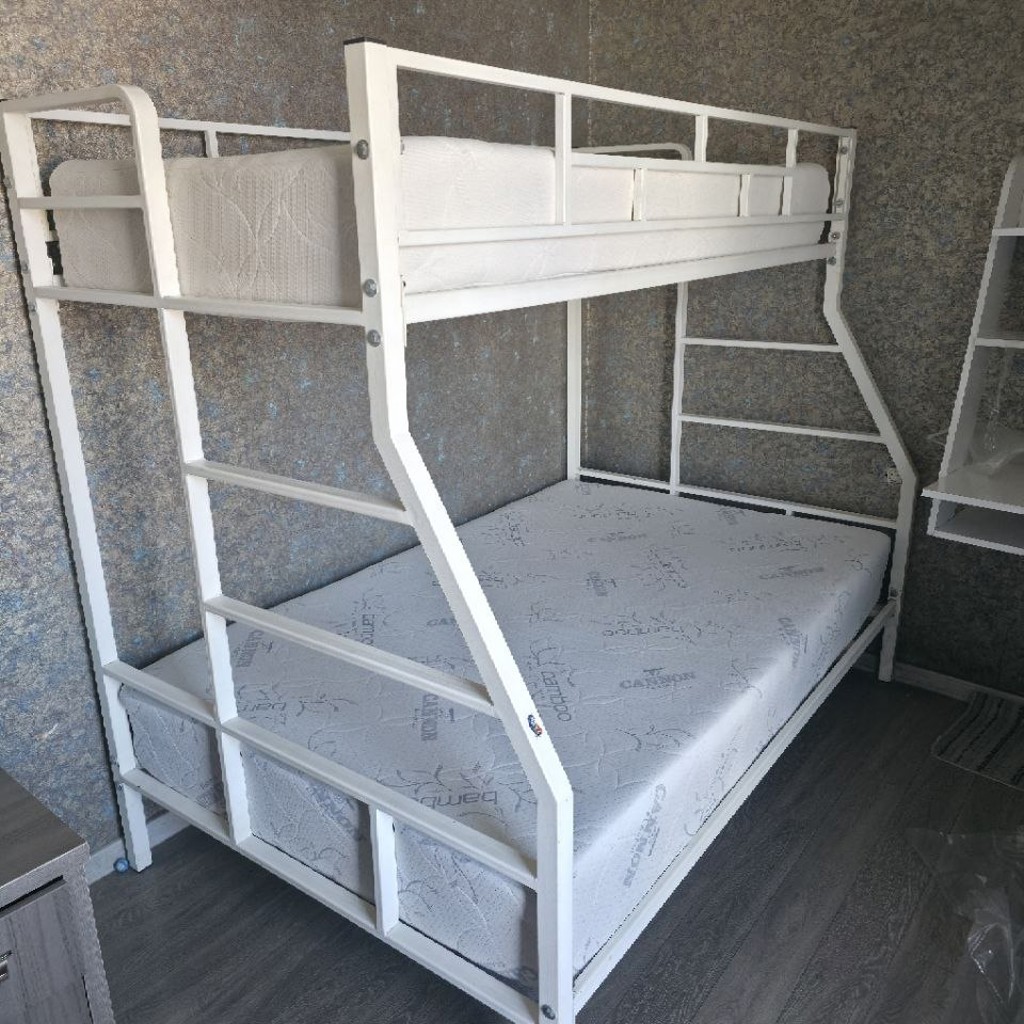 Двухэтажная кровать с матрасами