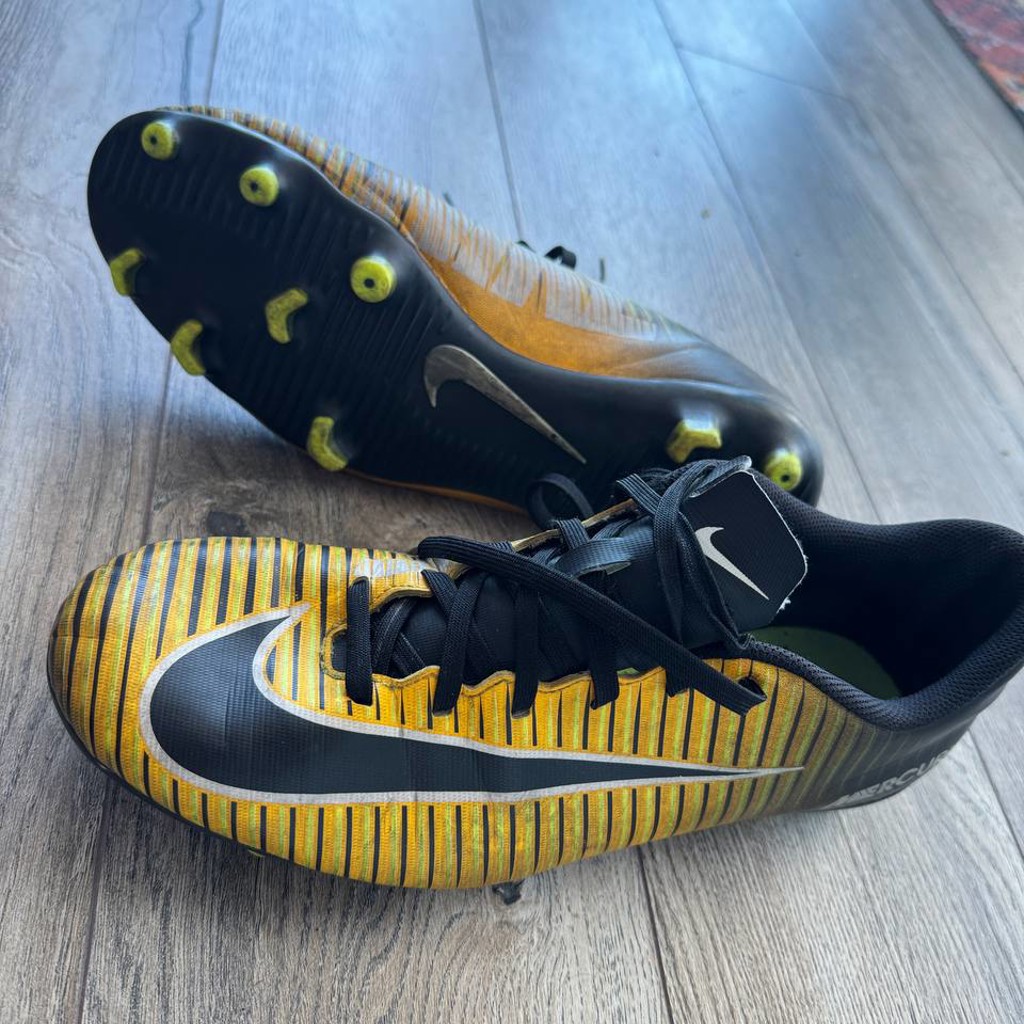 Футбольные бутсы Nike