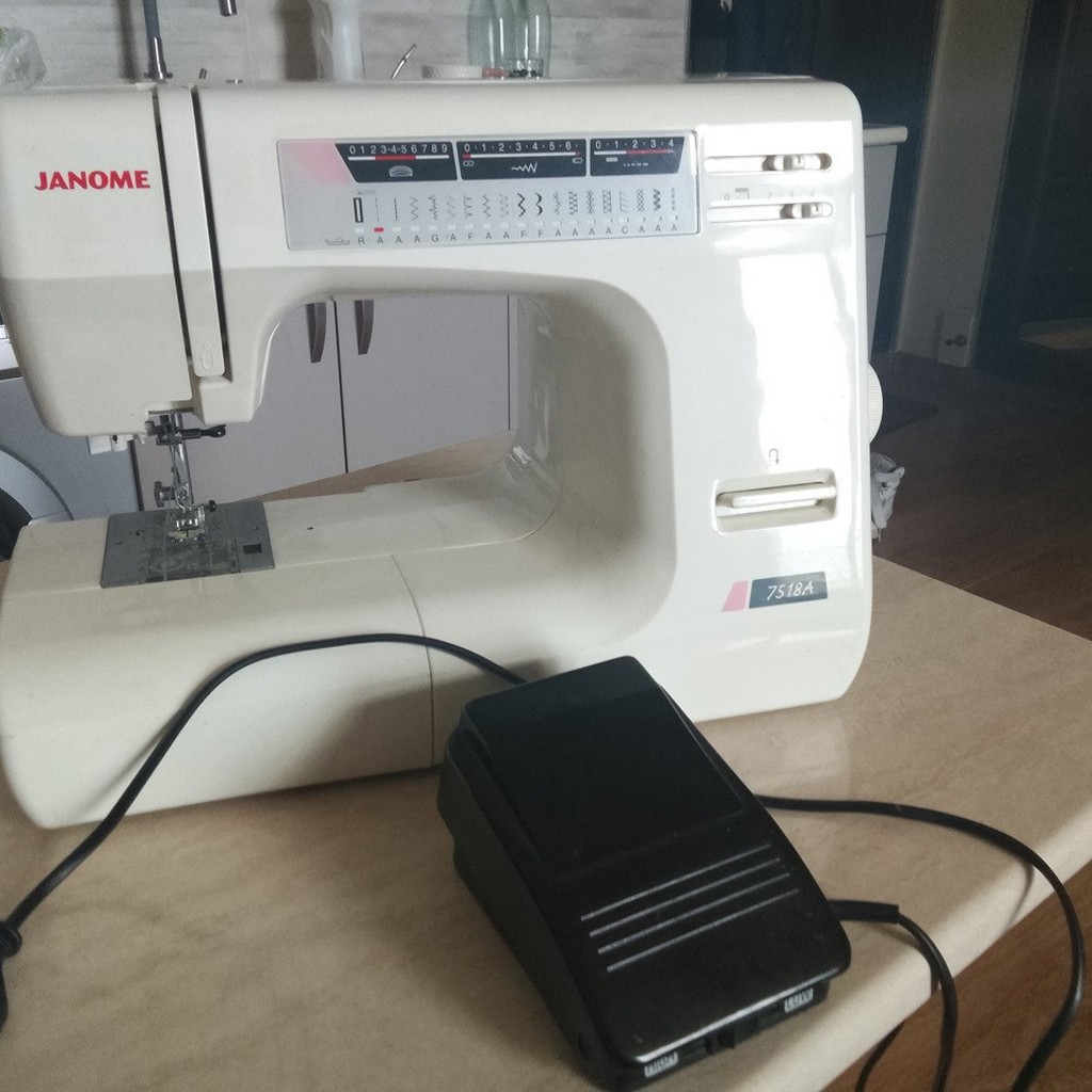 Электрическая швейная машинка Janome 7518A