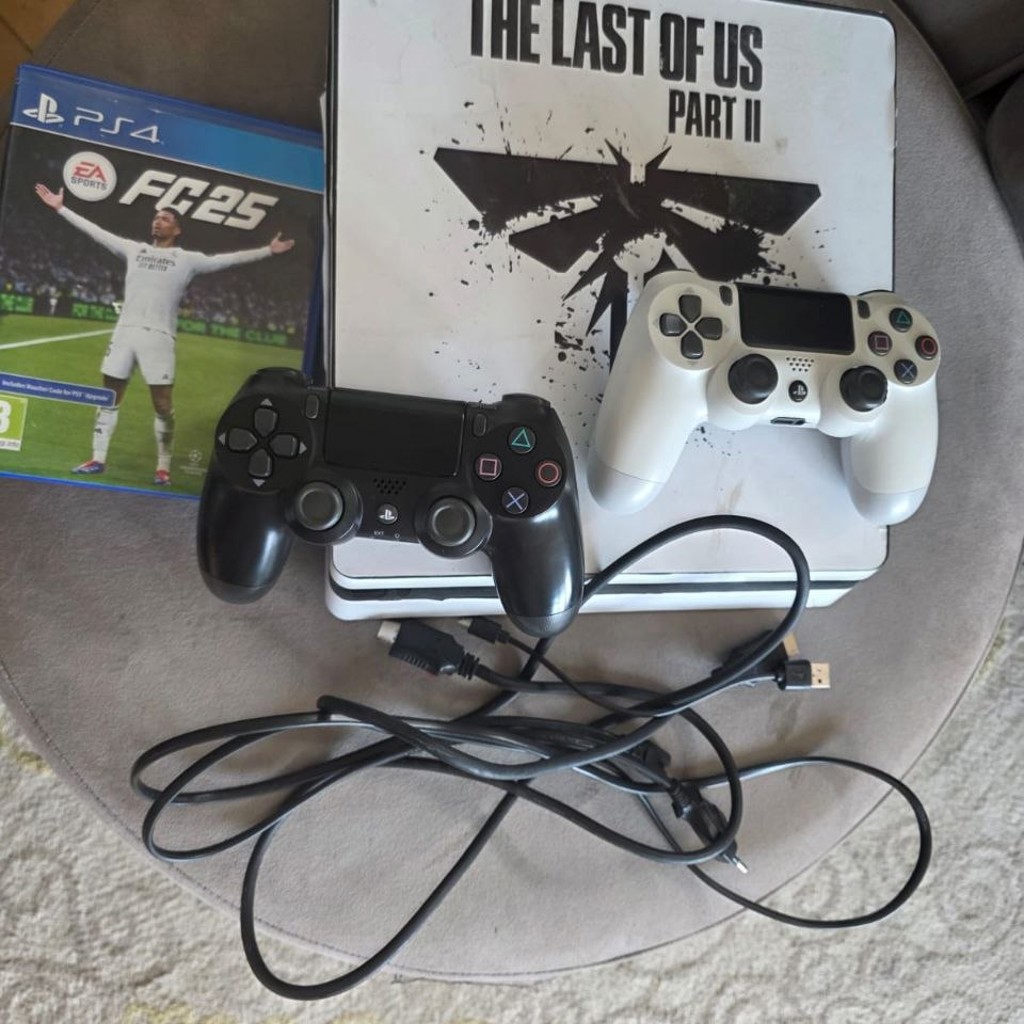 Игровая приставка PlayStation 4