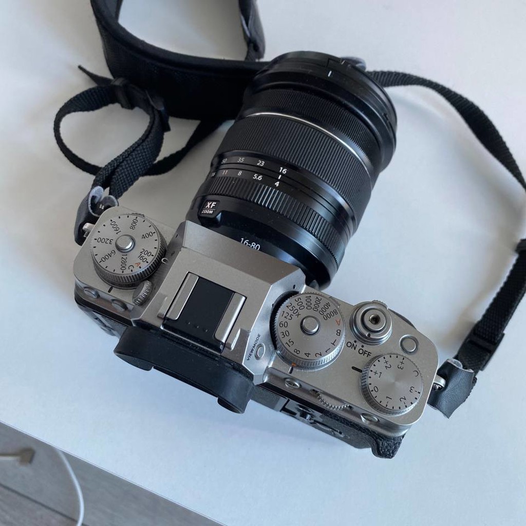 Камера Fujifilm X-T4 с объективом