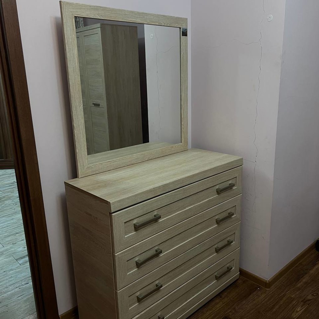 Комод с зеркалом