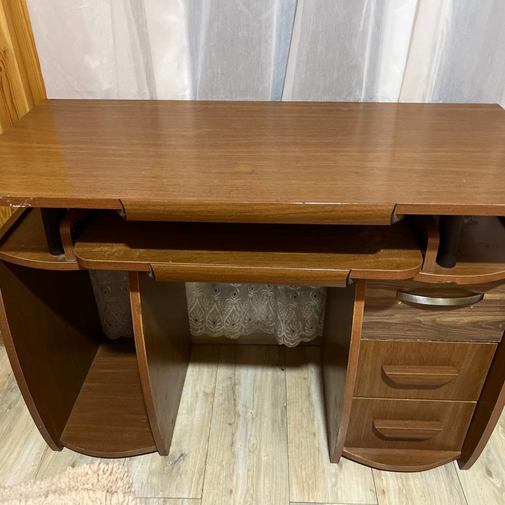Деревянный письменный стол