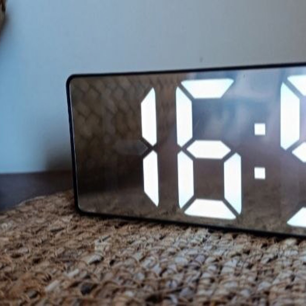 Зеркальные часы LED