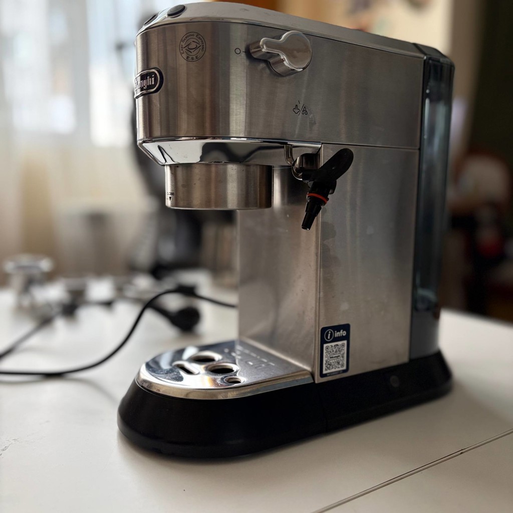 Кофеварка De'Longhi Dedica Style EC685.M