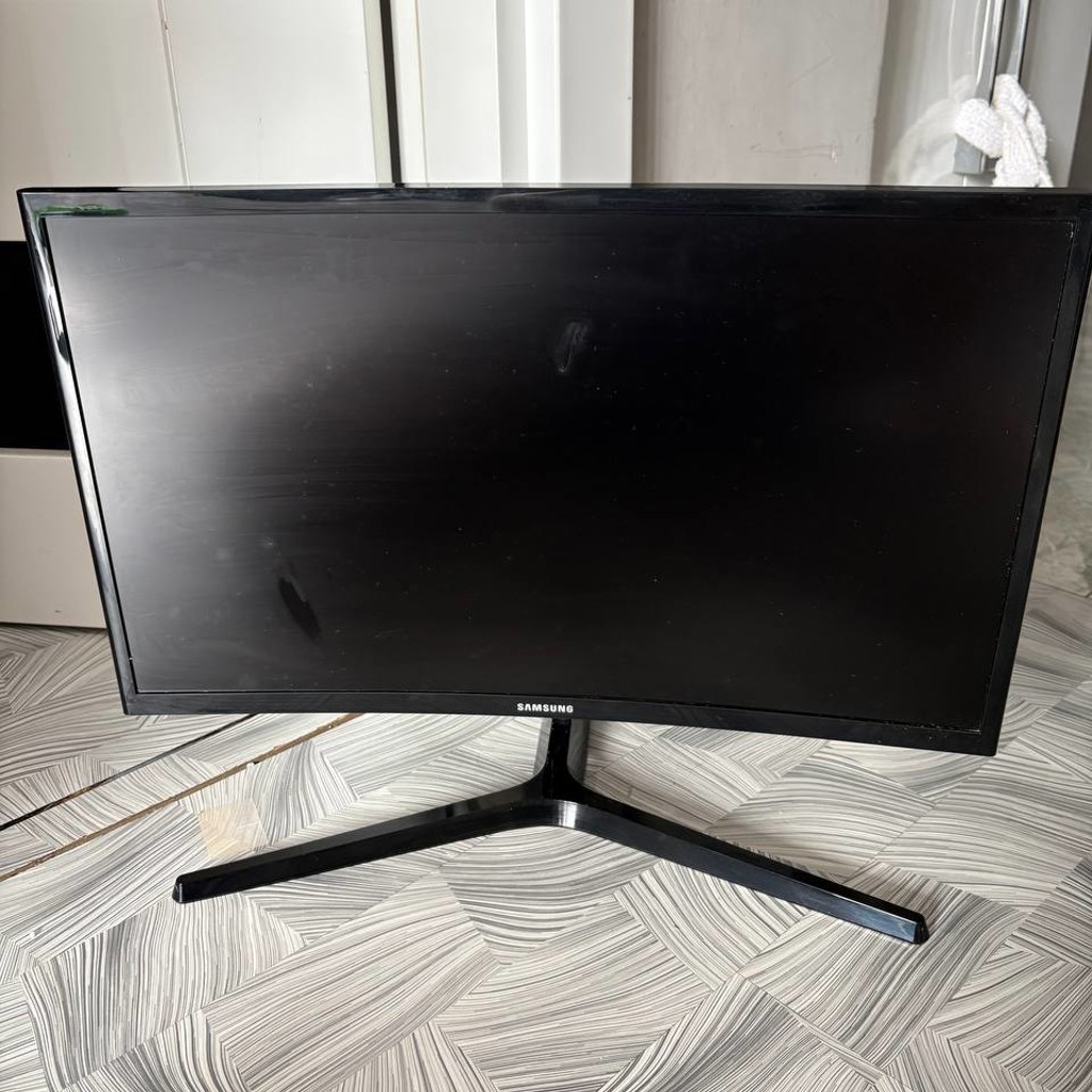 Игровой изогнутый монитор Samsung C24RG50