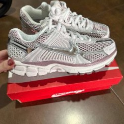 Кроссовки женские Nike Vomero 5 - фото 2