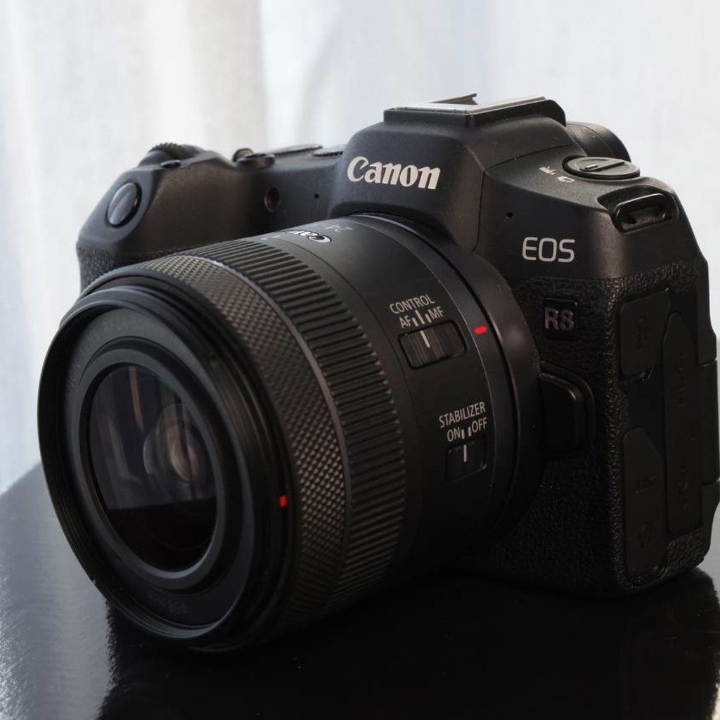 Камера Canon R8