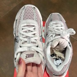Кроссовки женские Nike Vomero 5 - фото 3