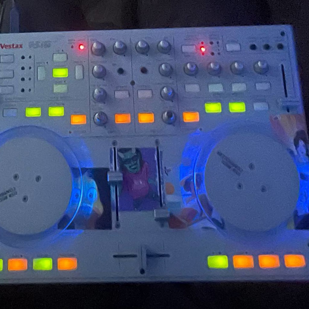 Олд скул DJ контроллер vestax