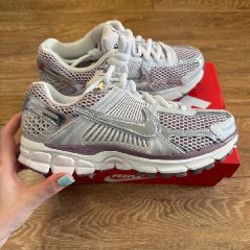 Кроссовки женские Nike Zoom Vomero 5 - фото 2