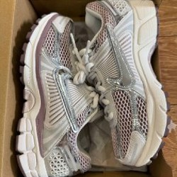 Кроссовки женские Nike Zoom Vomero 5 - фото 5