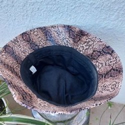 Шапка из кожзама под змею - фото 2