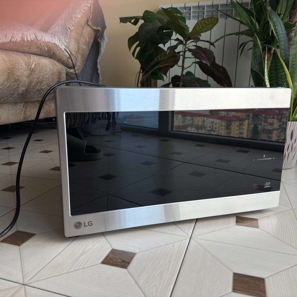 Микроволновка LG MS2595CIS.BSSQMER