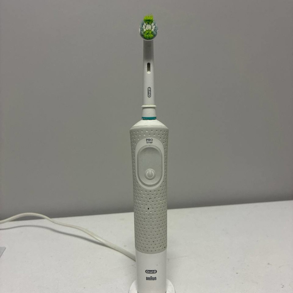 Электрическая зубная щетка Oral B