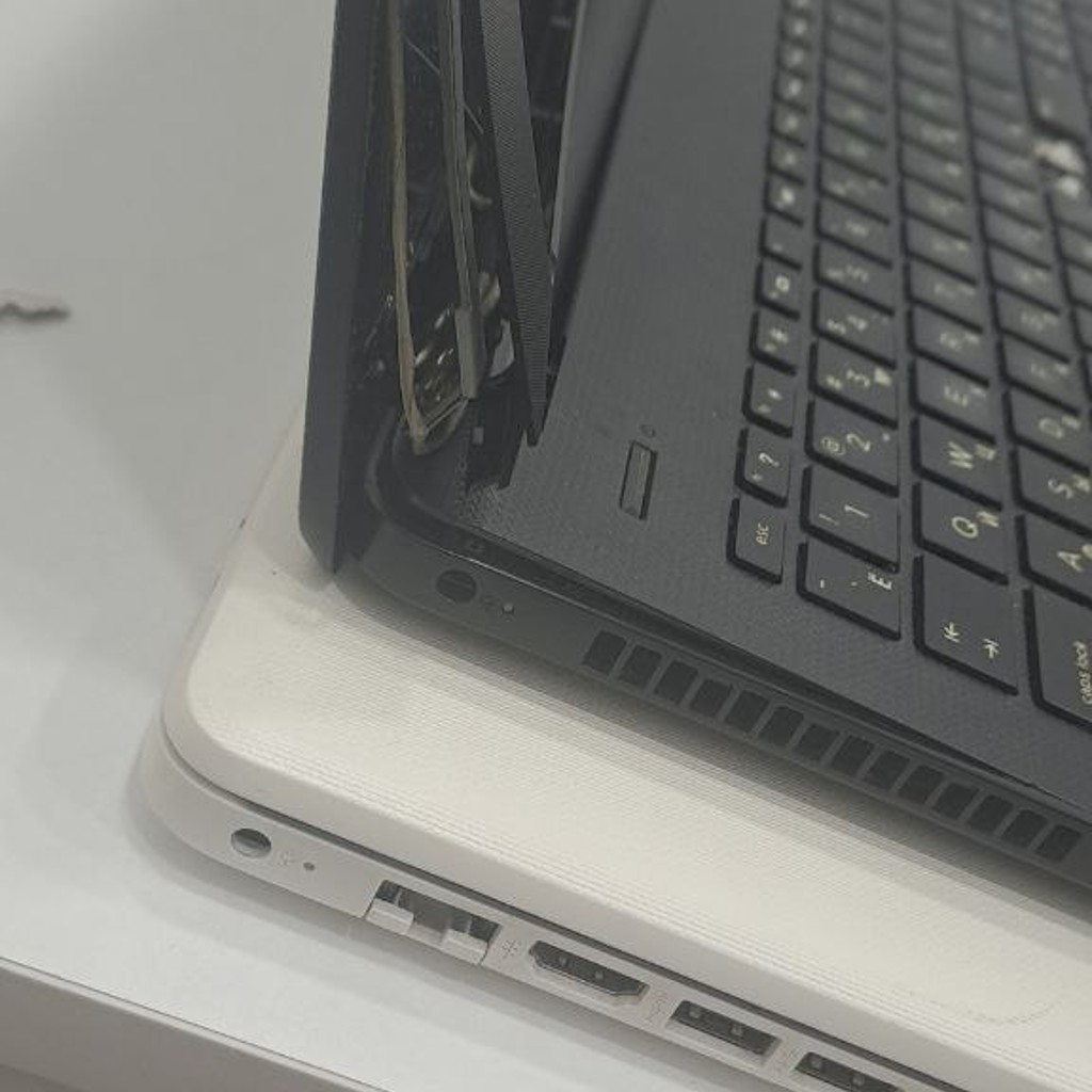 Серый ноутбук HP
