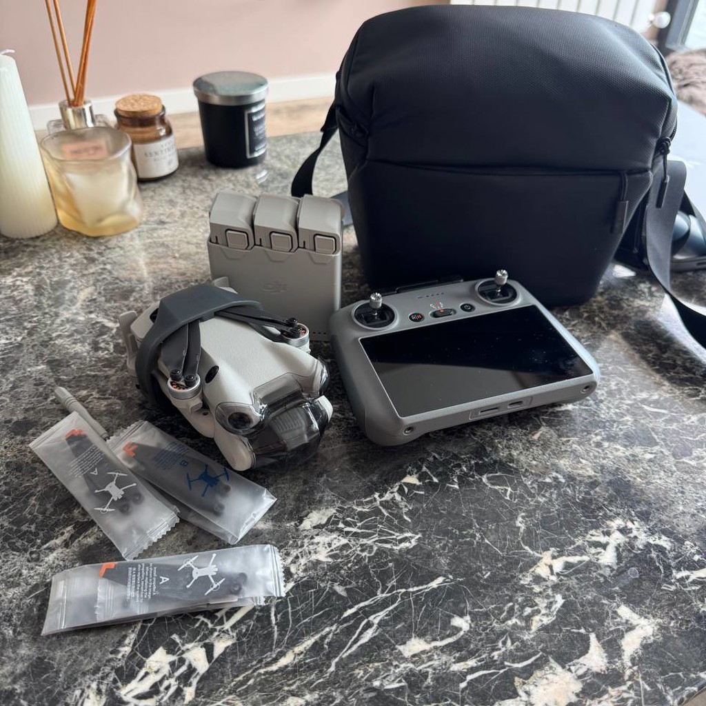 Квадрокоптер DJI Mini 4 Pro Fly More Combo