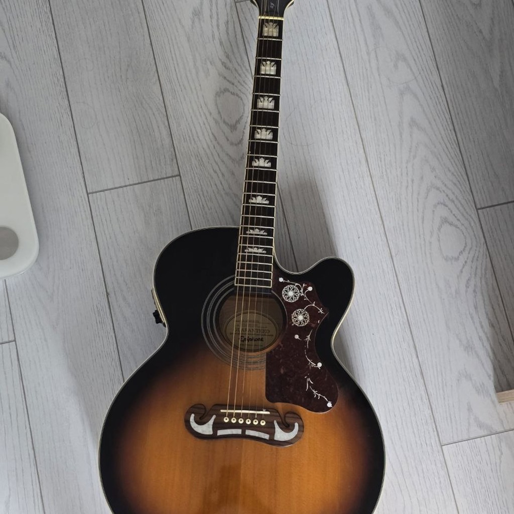 Электроакустическая гитара Epiphone EJ-200SCE