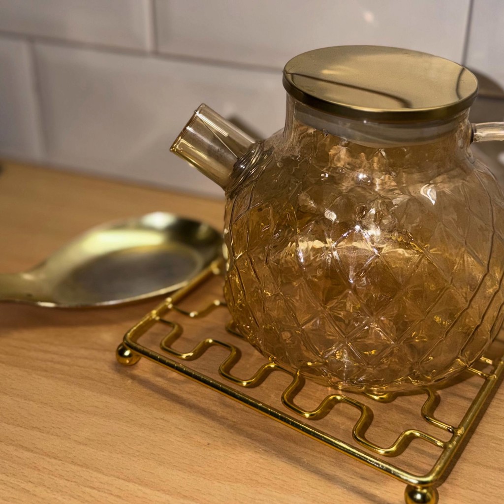 Чайник с подставкой и ложкой