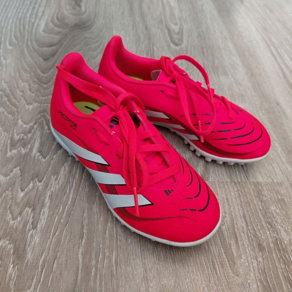 Футбольные бутсы adidas Predator