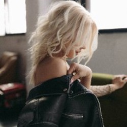 Чёрная приталенная куртка - фото 1
