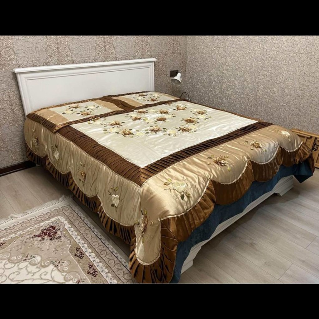 Покрывало с пришитыми цветами