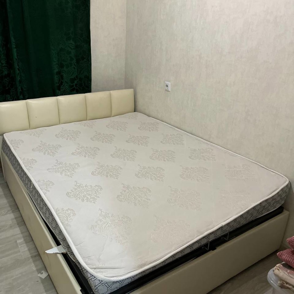 Кровать с матрасом