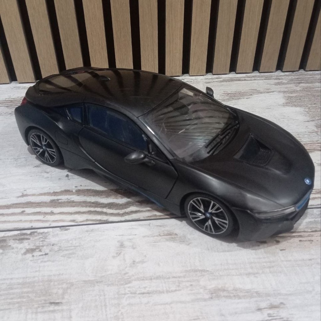 Машинка на пульте управления BMW I8