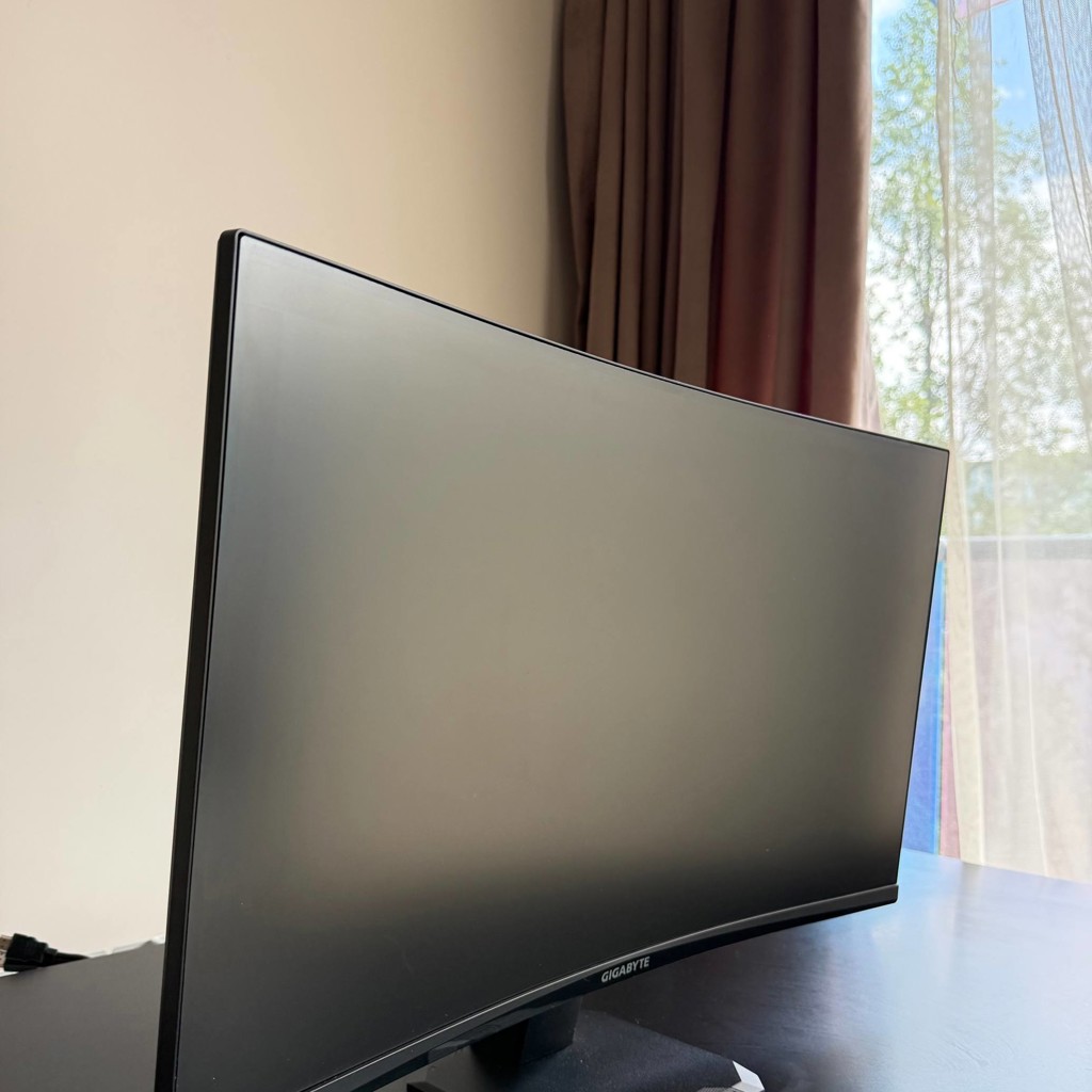 Игровой изогнутый монитор GIGABYTE GS27FC