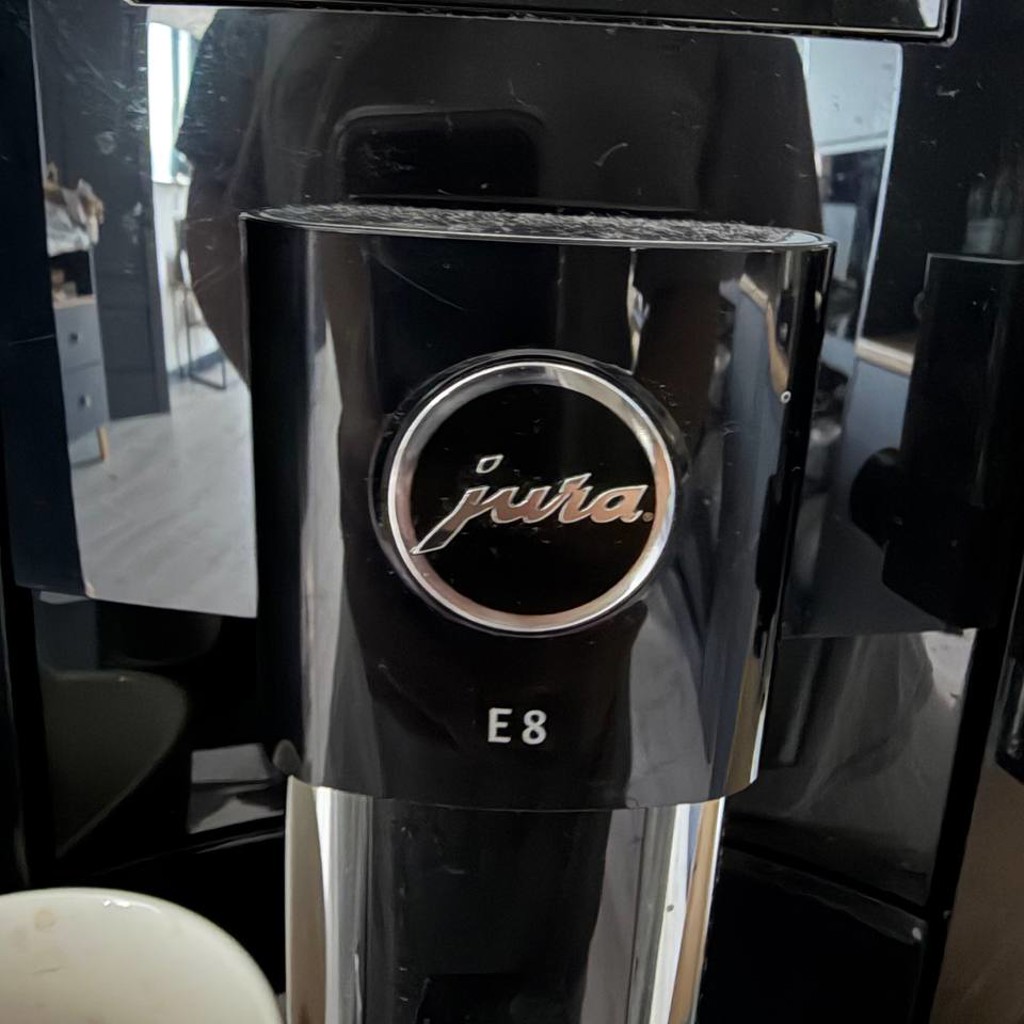 Кофе машинка Jura e8