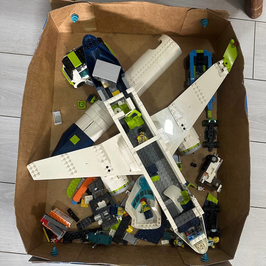 Набор Lego City с пассажирским самолетом