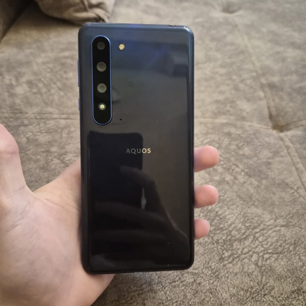 Aquos r5g