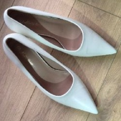 Удобные белые туфли на каблучке - фото 3