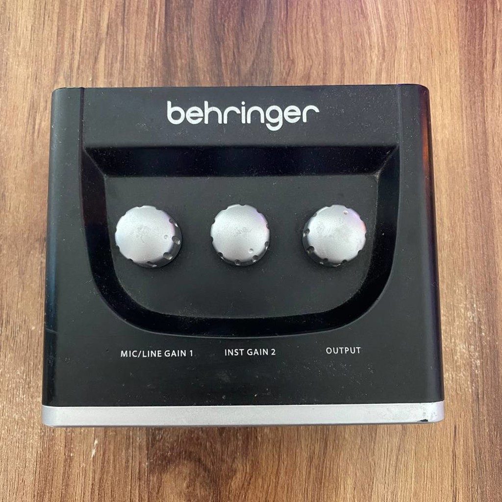Звуковая карта Behringer um2
