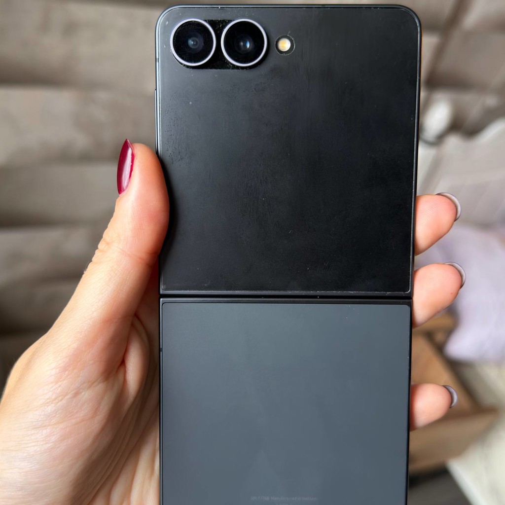 Samsung Galaxy Z Flip 8