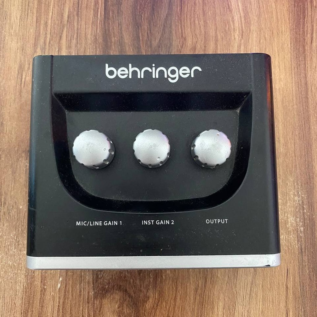 Звуковая карта Behringer um2