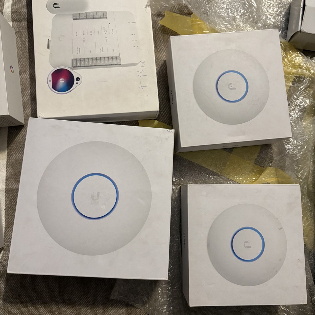 Точка доступа Wi-Fi Ubiquiti UniFi