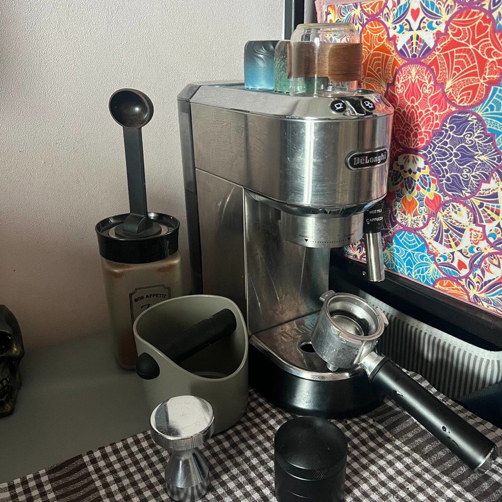 Кофеварка De’Longhi Dedica EC685