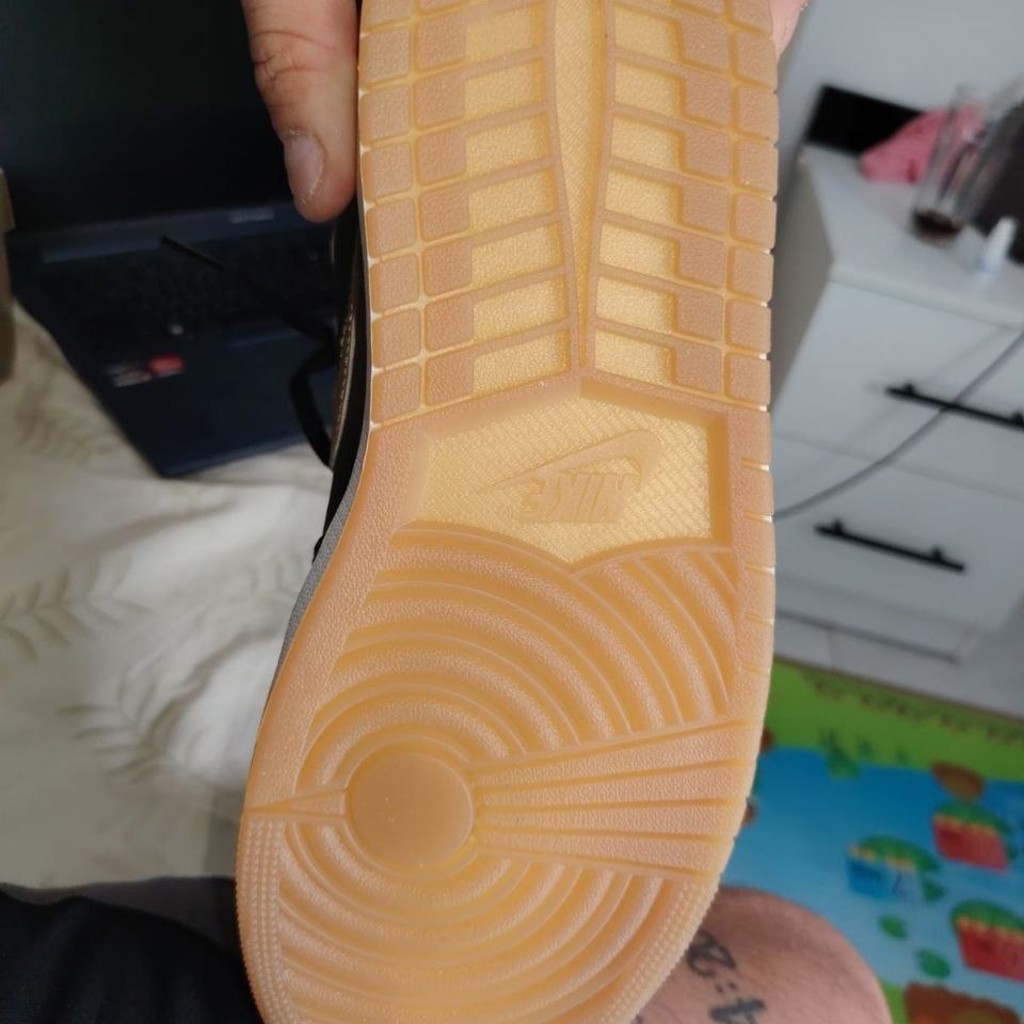 Jordan 1 mid mettalic gold