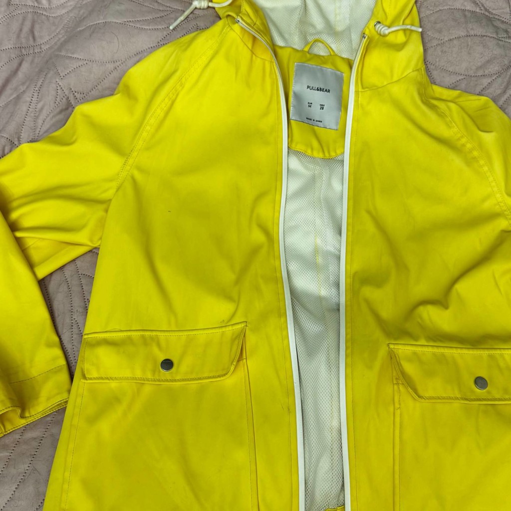Жёлтый дождевик Pull&Bear